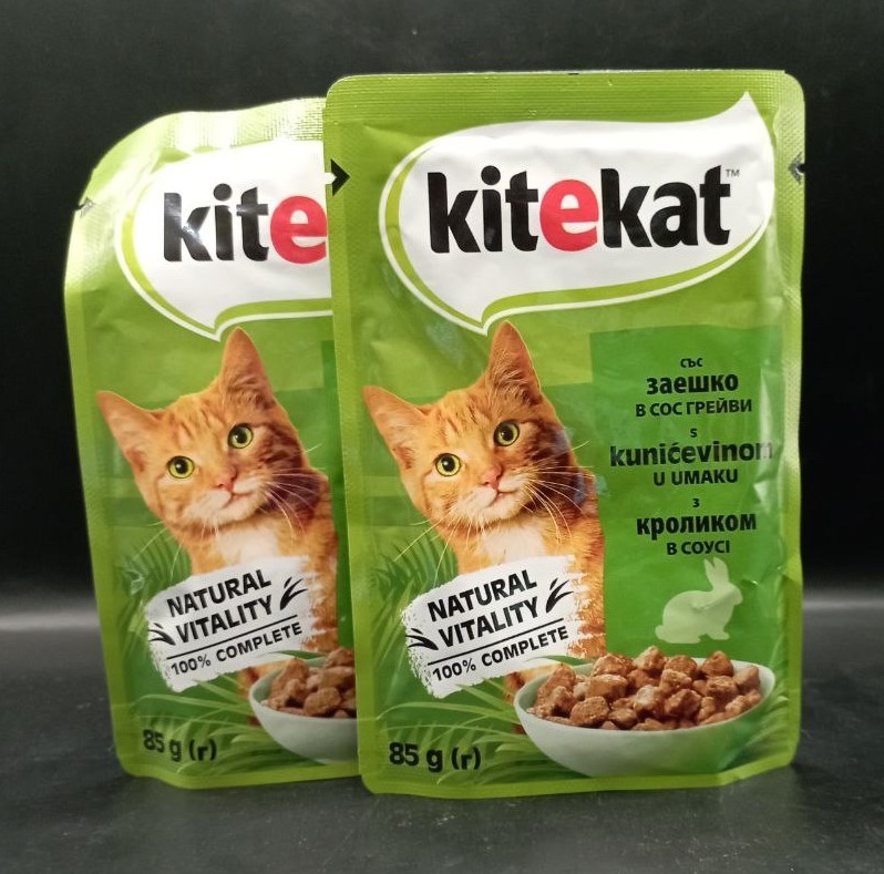 Вологий корм для котів з кроликом в соусі Kitekat 85г пауч
